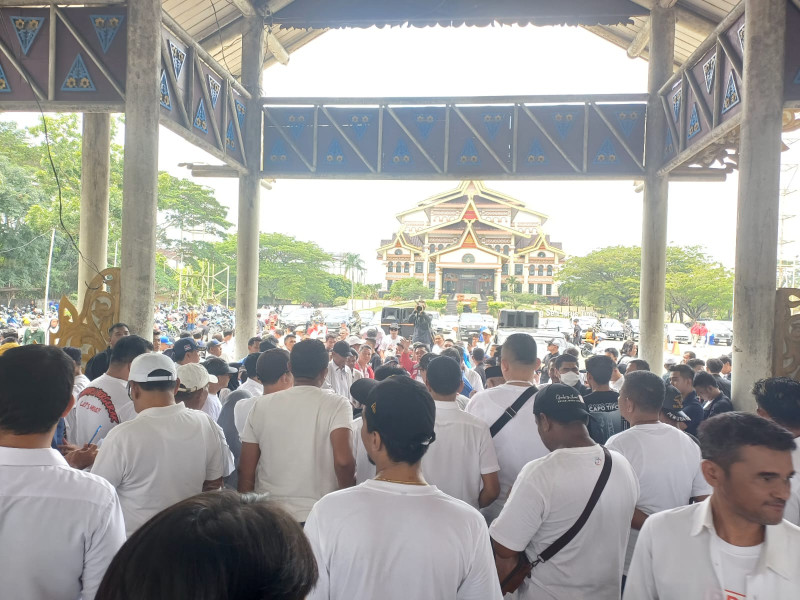 Tumpah Ruah Ribuan Masyarakat Pekanbaru Iringi Pendaftaran Muflihun Dan Ade Hartati Ke KPU