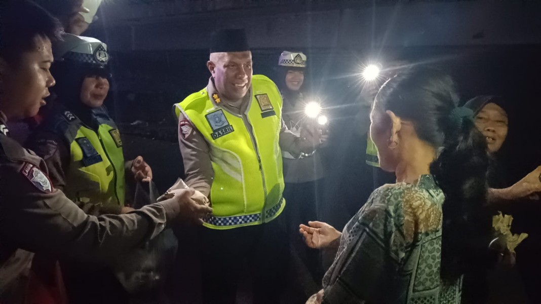Bangun Langsung Silaturahmi,Tim Sahur On The Road Ditlantas Polda Riau Sambangi Pengungsian Masyarakat Terdampak Banjir