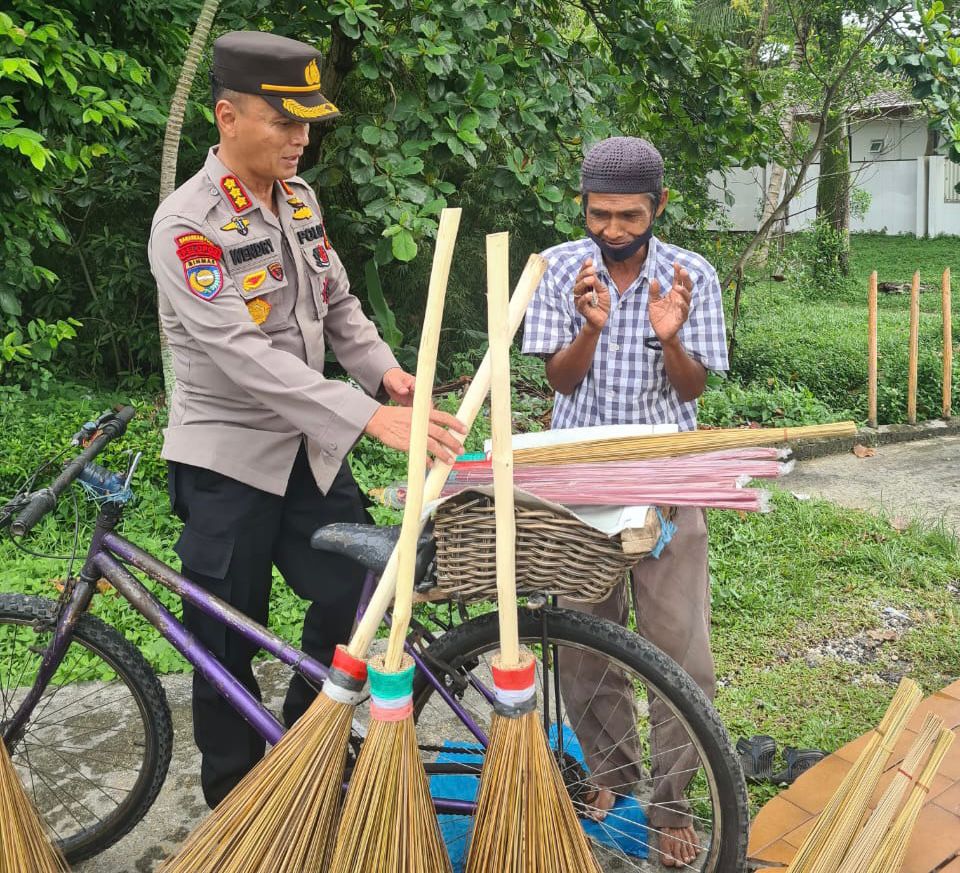 Dagangan Diborong Dirbinmas Polda Riau Pedagang Sapu Lidi Keliling : Terimakasih Pak Polisi