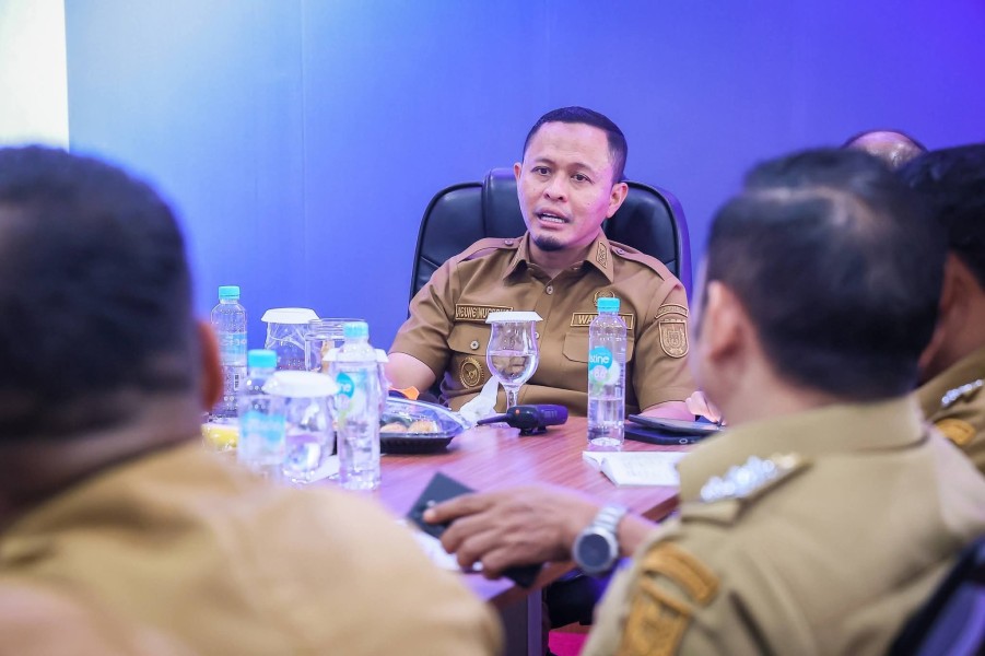 Pemko Pekanbaru Targetkan Pembersihan 200 Meter Drainase per Hari untuk Percepat Penanganan Banjir