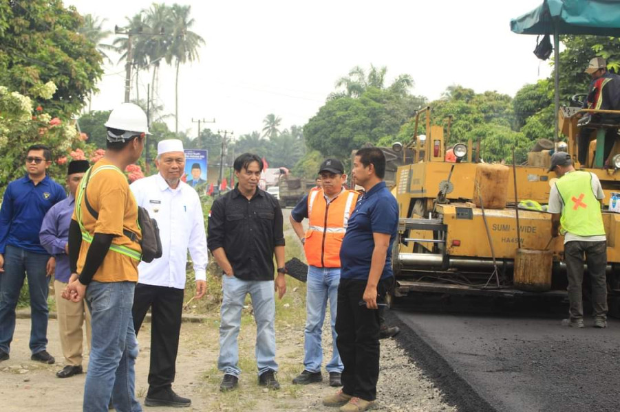 Bupati Hamsuardi Tinjau Peningkatan Jalan Simpang Bedeng-Koto Baru