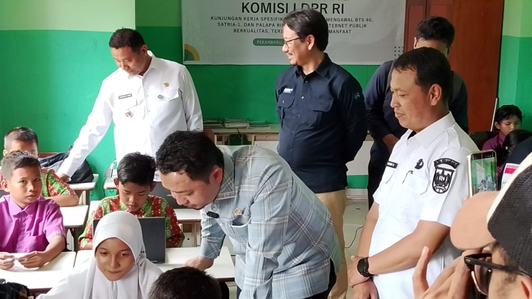 DPR RI Komisi I Tinjau SDN 195 Pekanbaru: Pastikan Layanan Internet Publik BTS 4 Satria A-1 Berjalan Optimal