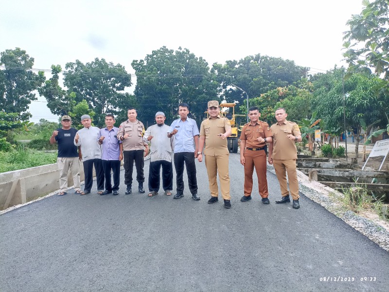 Camat Bukit Raya Tinjau Pengaspalan Jalan Unggas, Warga Lega Akses Kini Lebih Lancar