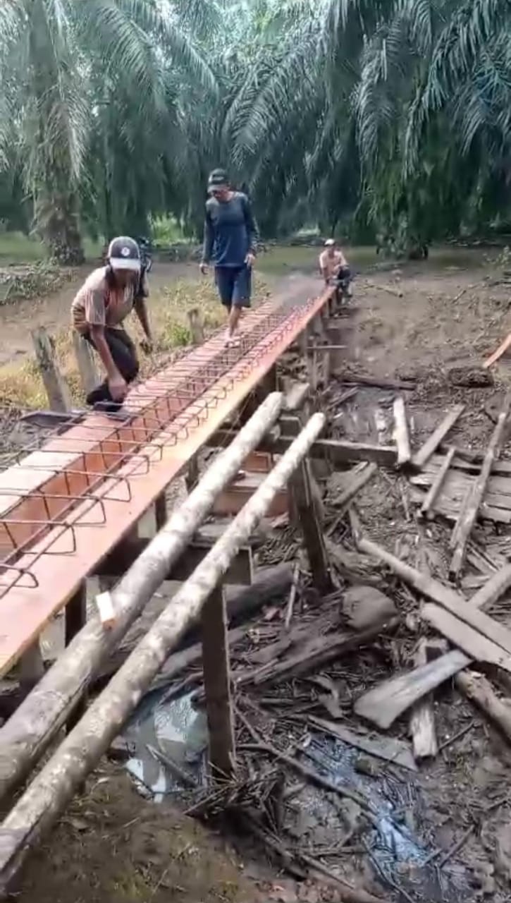 Busra Bangun Jembatan Beton Sepanjang 12 Meter Dengan Uang Pribadinya