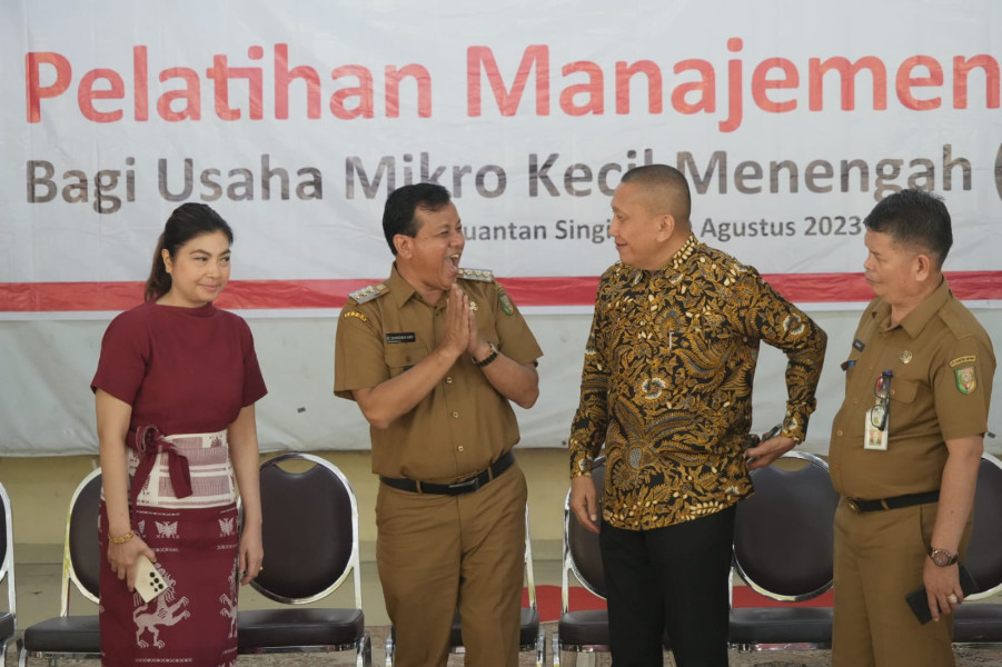 Bupati Kuansing Suhardiman Amby Ak MM Minta Alfamart Lindungi Pengusaha Lokal