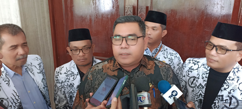 Sempena Hut PGRI dan HKN Ke_79 Tahun,PGRI Riau Laksanakan Pengukuhan Pengurus Masa Bakti 2024_2029 dan Gelar Acara Seminar Nasional