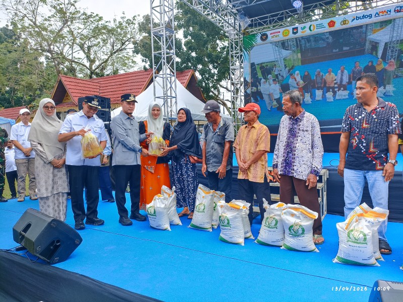 Pemko Pekanbaru Salurkan Bantuan Pangan, Ribuan Warga Senapelan Terima Manfaat