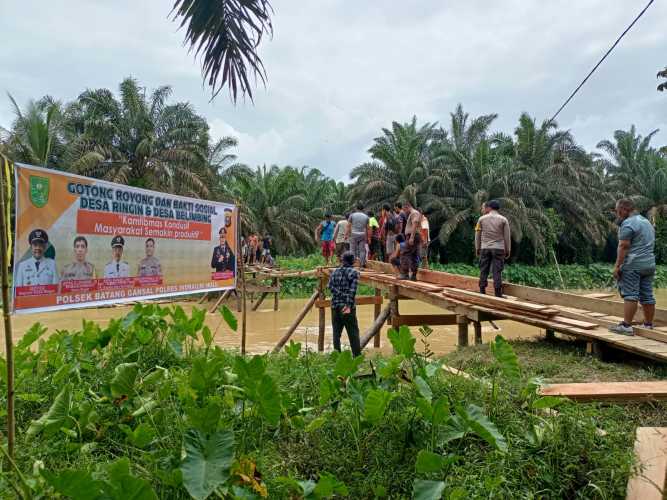 Polsek Batang Gansal dan Warga 2 Desa Lakukan Goro Bersama Bangun Jembatan
