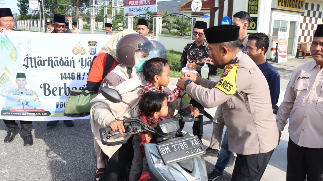 Bentuk Kepedulian Kepada Masyarakat,Polres Kepulauan Meranti dan Awak Media Berbagi Takjil