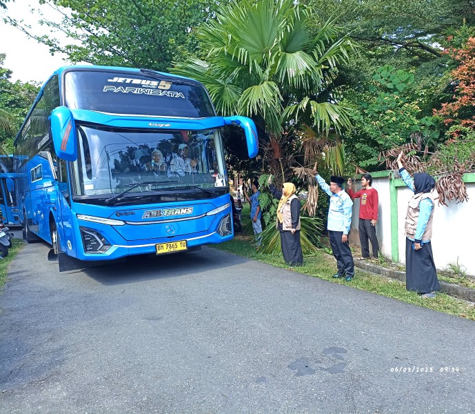 Kakan Kemenag Pekanbaru DRS H Syahrul Mauludi M.A Lepas Keberangkatan 286 Jemaah Haji Kloter 6