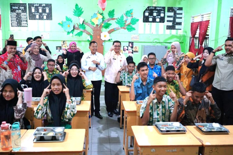 Sekdaprov Riau Tinjau Program Makan Bergizi Gratis di Pekanbaru, Dorong Semangat dan Prestasi Pelajar