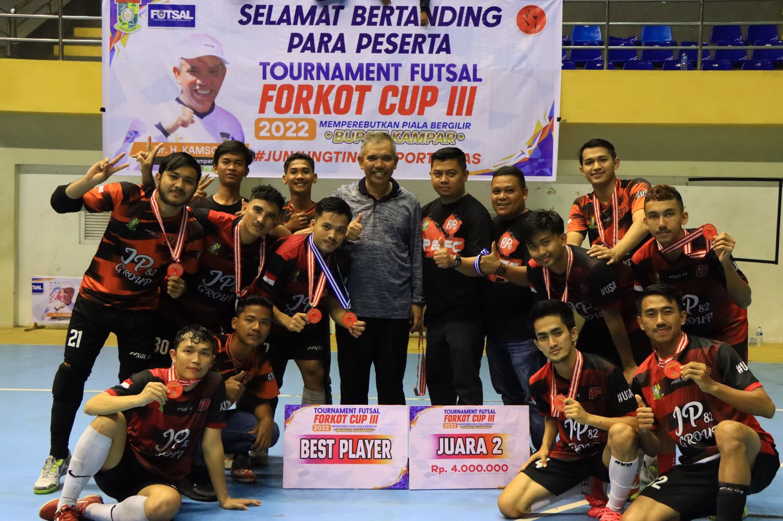 Tanding Eksebisi Penutupan Futsal Forkot Cup III 2022, Tim Pj Bupati Kampar Kampar Tundukkan Tim DPRD Kampar dengan Skor 4-1.