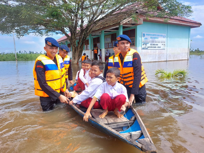 Personel Batalyon B Brimob Gerak Cepat Bantu Korban Banjir