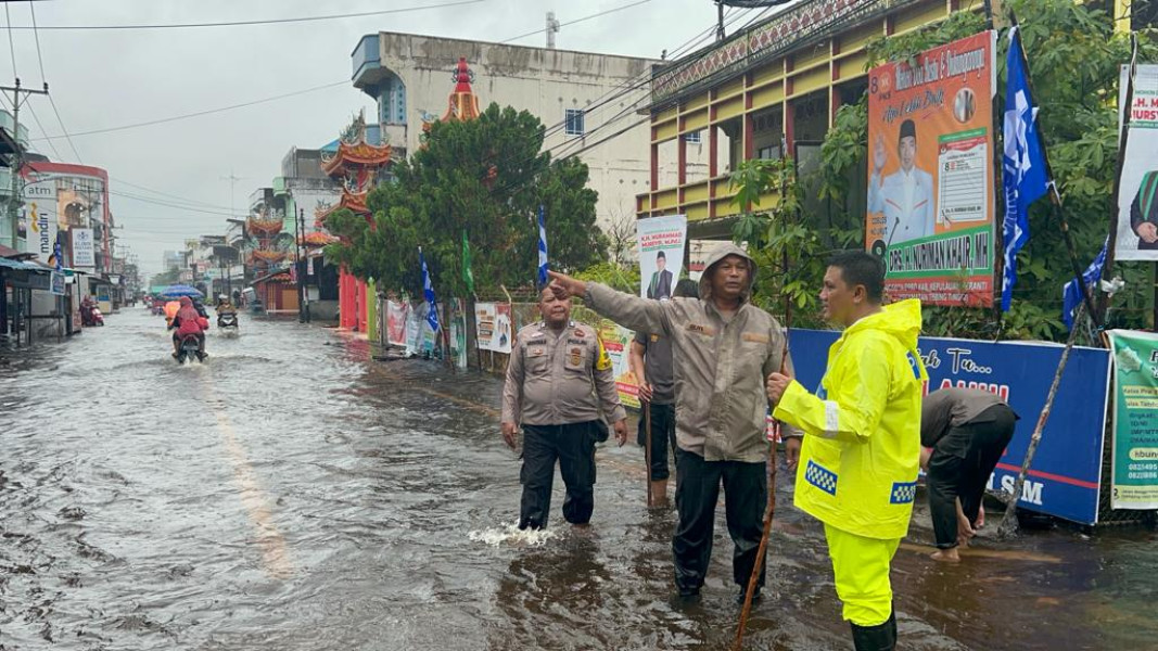 Kapolres AKBP Andi Yul Turun Langsung Pantai Kondisi Banjir, Dorong Motor Mogok Hingga Bersihkan Selokan