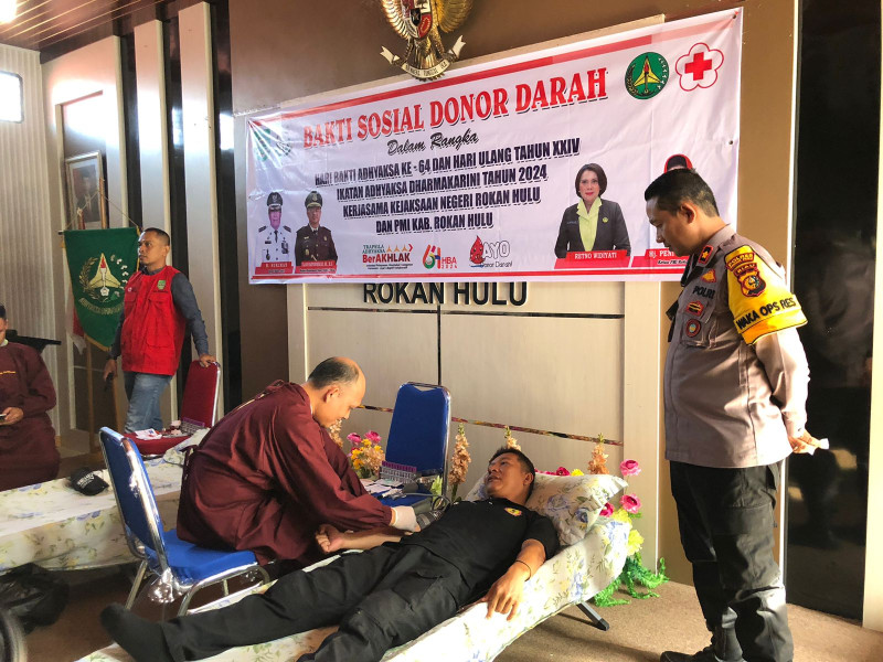 Wujudkan Sinergitas Dengan Sesama Penegak Hukum,Wakapolres Rohul Ikuti Baksos Donor Darah, Di HBA Tahun 2024 Ke- 64 di Aula Kejari