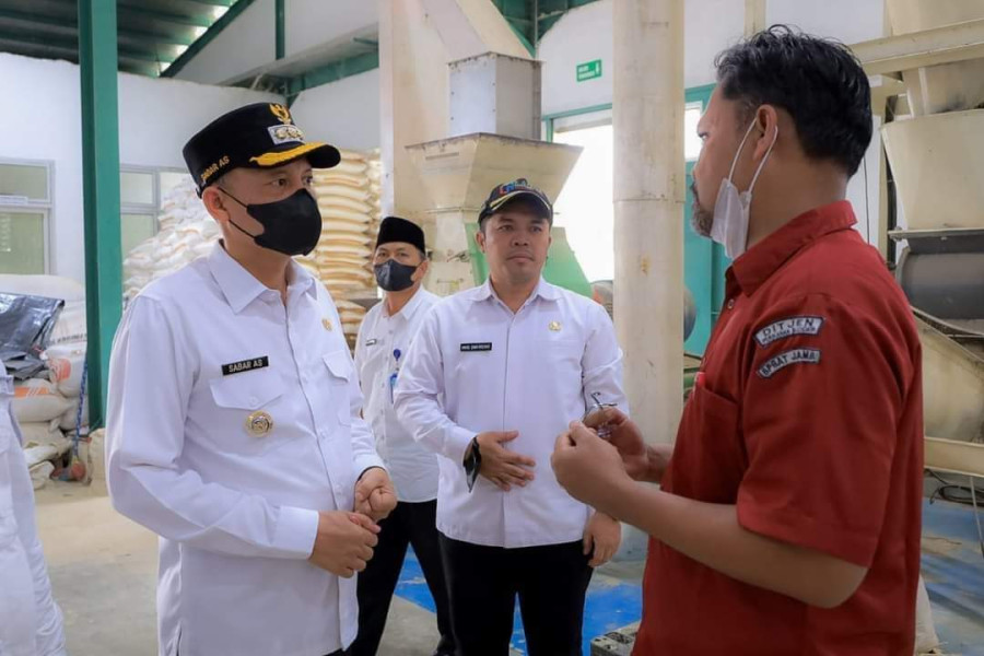 Bangga Punya Pabrik Pakan Ikan, Sabar AS Targetkan Bisa Penuhi Kebutuhan Petani