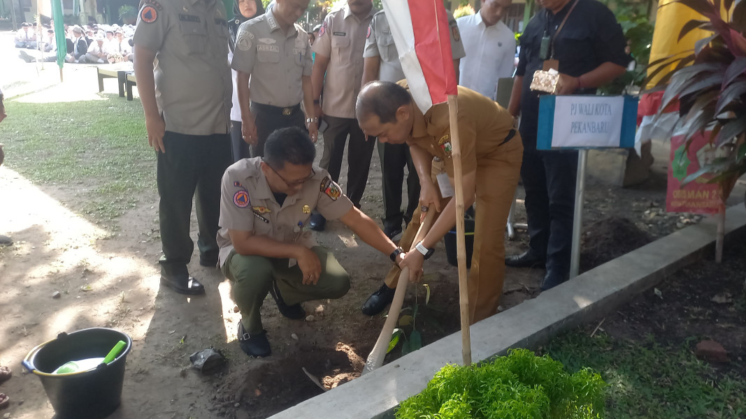 Pentingnya Menjaga Lingkungan,Pemerintah Kota Pekanbaru Berikan 1000 Pohon Bibit Buah Kepada Siswa_Siswi MAN 2 Pekanbaru