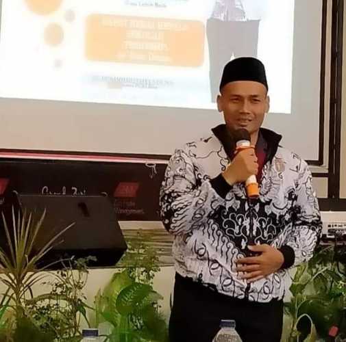 Ketua PGRI Riau Lakukan Inovasi Dengan Memberikan Kartu Digital Yang Multifungsi Kepada Anggota