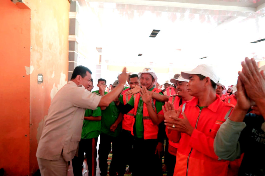 Petugas Kebersihan Atau Pasukan Garuda Putih di Guyur Bonus Oleh Bupati Kuansing