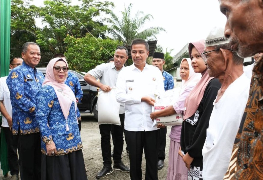 Lansia dan Disabilitas di Tambang Tersenyum, Terima Bantuan Beras Langsung dari Pemkab Kampar